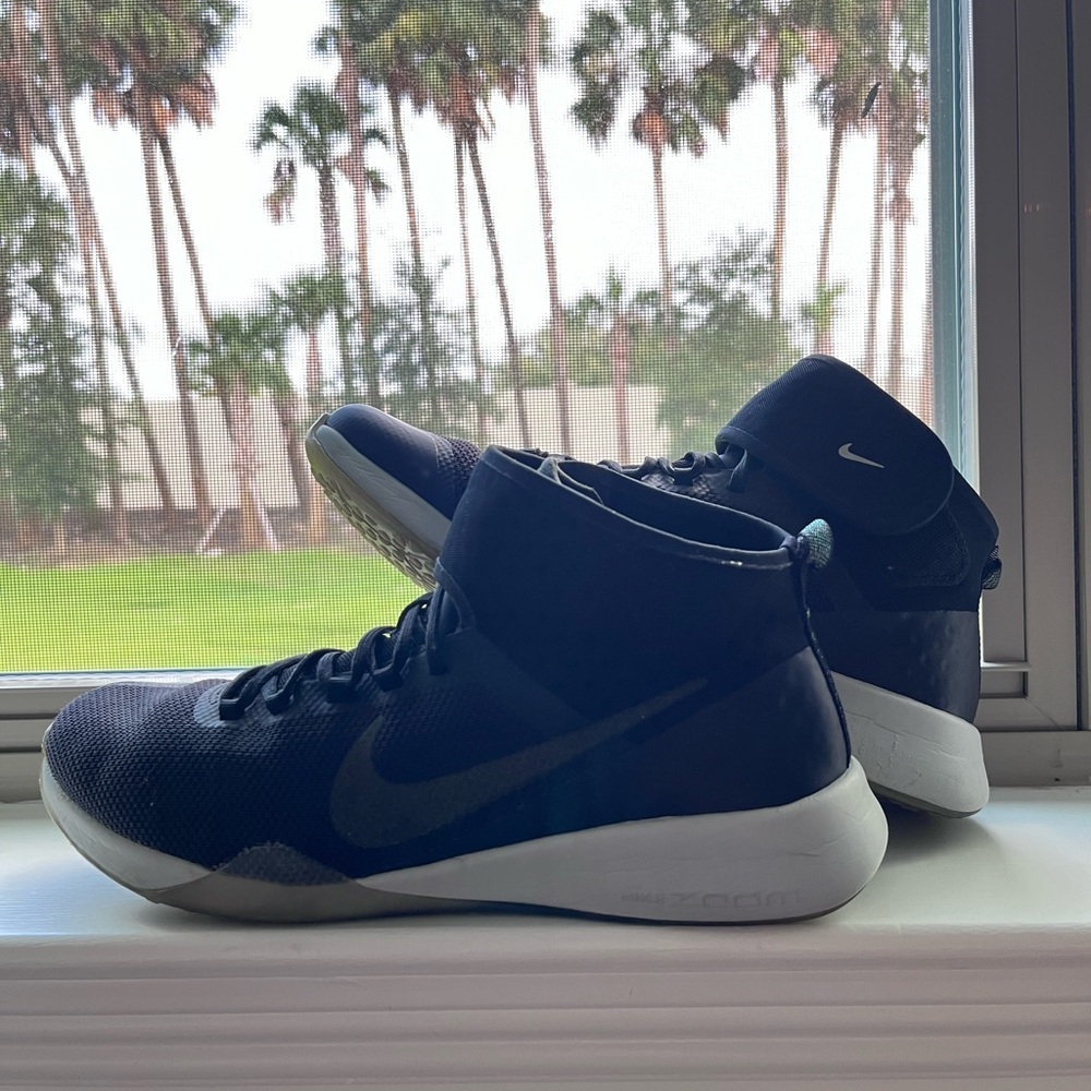 Nike Zoom Air Strong 2 size 9 women’s